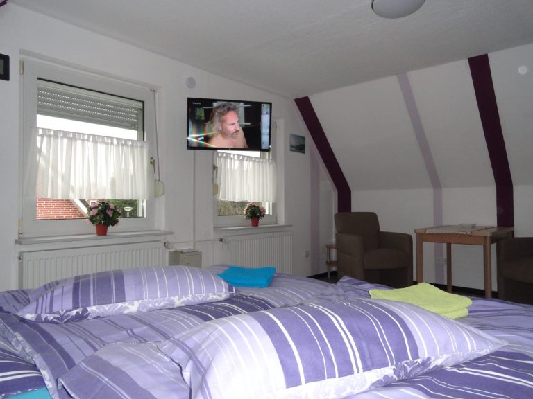 Schlafzimmer oben Ferienhaus Ferienwohnung Amelsberg 26789 Leer